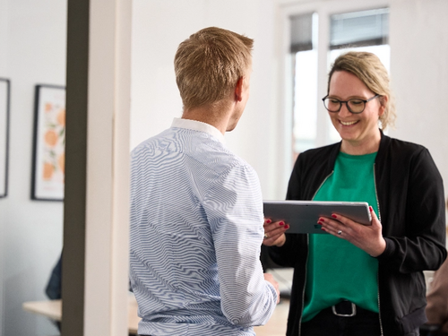 Ein Mann und eine Frau im Gespräch.